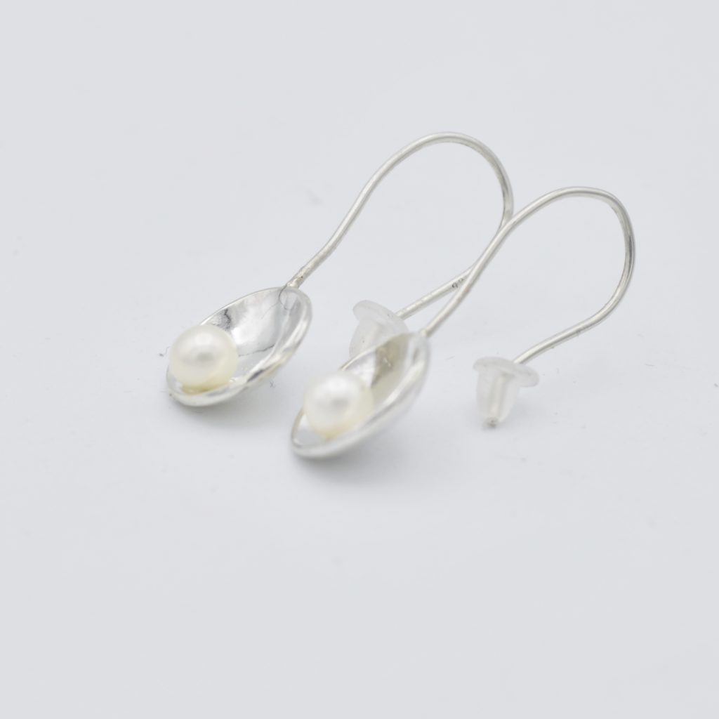 Zilveren oorbellen balletjes hangertjes - Oorhangers Zilveren oorbellen balletjes hangertjes - Oorhangers